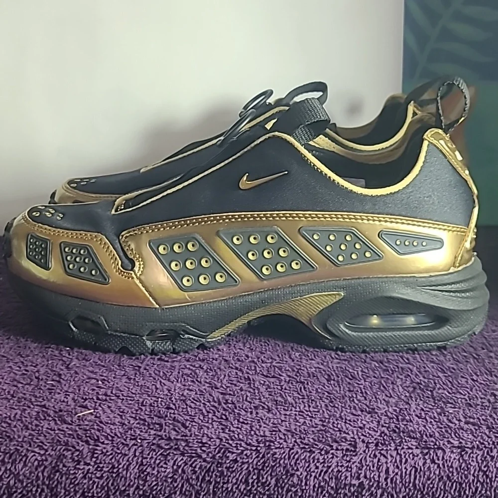 Nike Air Max SNDR Size 6.5 Women Black Metallic Gold HJ4130-002